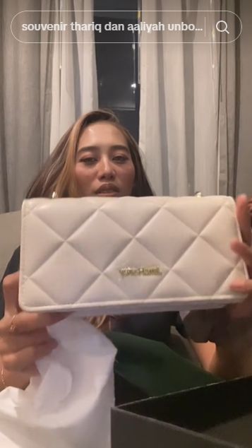 Berbeda dari Ayu, Ia mendapat tas Jims Honeyseri Esme Bag seharga Rp260 ribuan