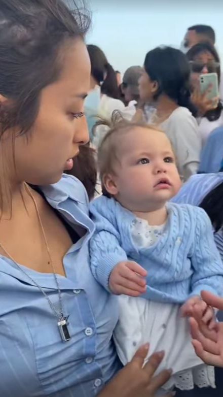 Namun kini ibu satu anak tersebut memutuskan tidak lagi memakai kalung abu Dali.
