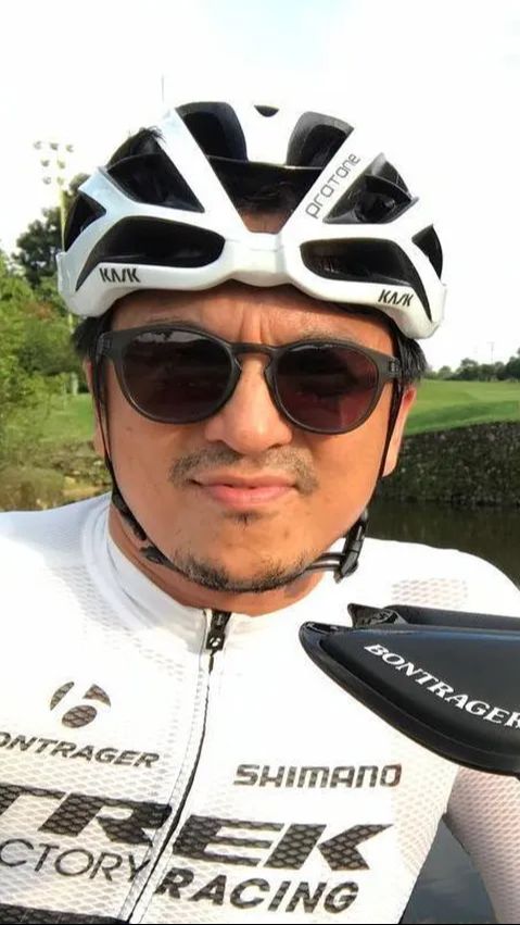 Sebelum menikah dengan Laudya Cynthia Bella, Engku Emran diketahui bercerai dari istri pertamanya, Erra Fazira.