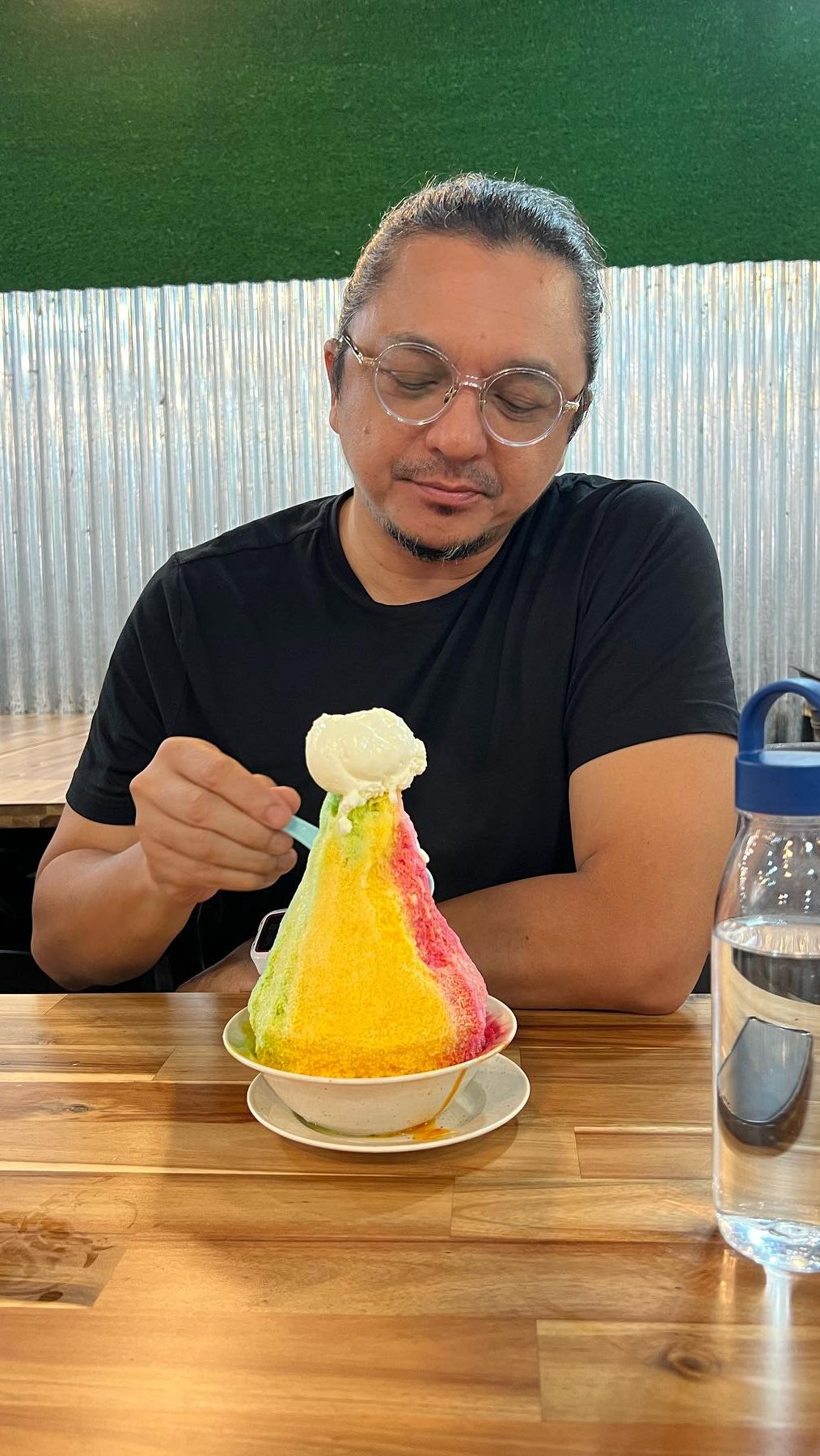 Dari pernikahan tersebut, Emran dan Erra dikarunia seorang putri bernama Aleesya.
