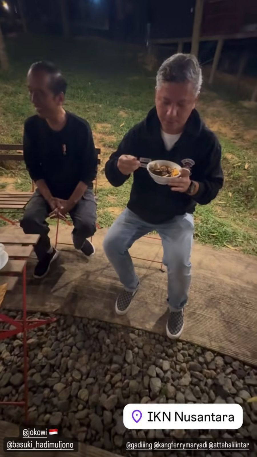 Gading Marten duduk santai di sebelah Jokowi sambil menyantap bakso.