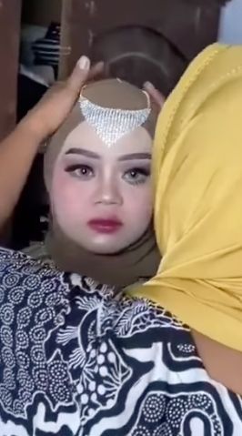 Wajah Pasrah Pengantin Perempuan Didandani Oleh Neneknya yang Mantan Perias