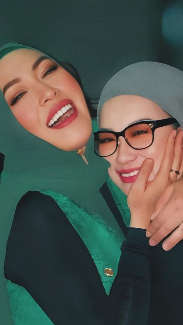 PotretAdu Gaya Angelina Sondakh dengan Reza Artamevia di Acara Siraman Aaliyah