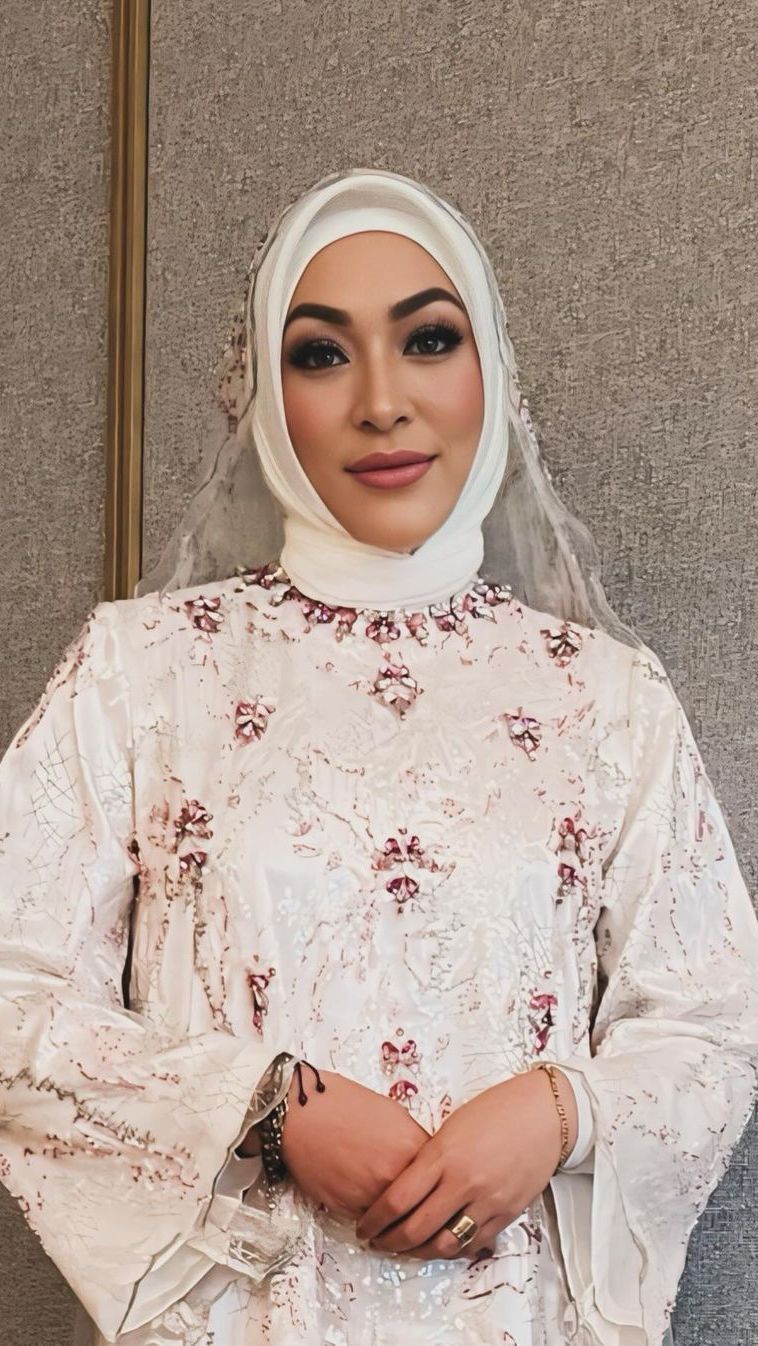 Angie tampil cantik dengan riasan bold. Untuk menyempurnakan penampilan, ia memadukan hijab putih dengan veil.