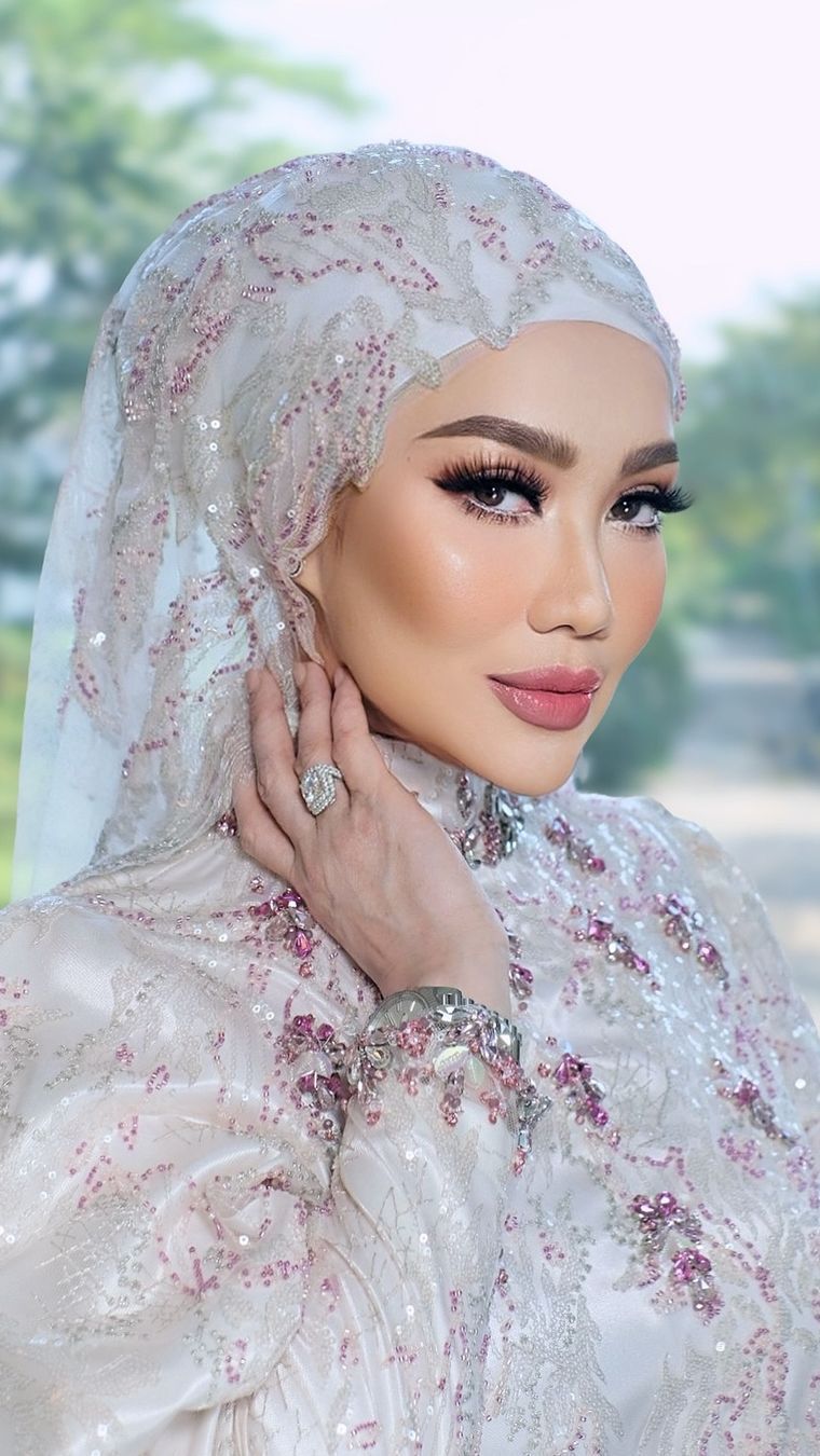 Melengkapi penampilannya, Reza mengenakan aksesori cincin dan gelang berwarna silver.