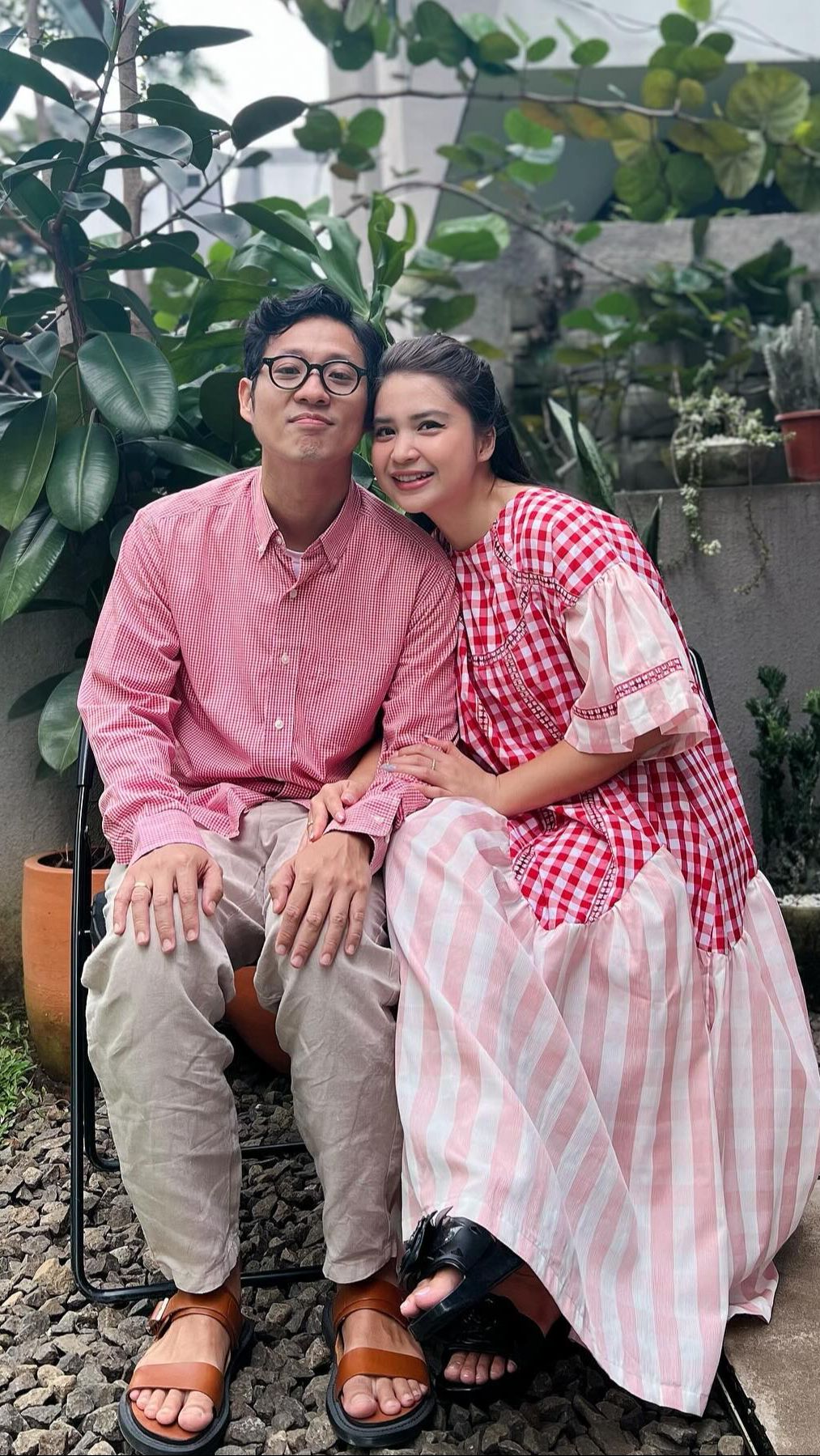 Istri Junior Liem ini justru terlihat tetap imut dengan wajahnya yang baby face.