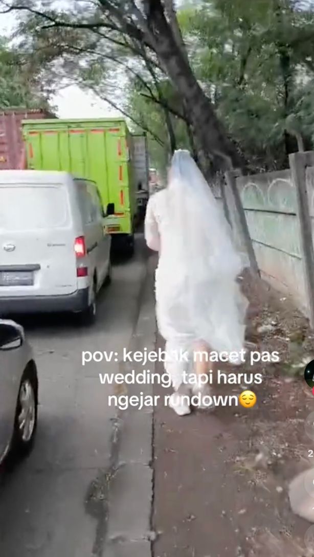 Pengantin Terpaksa Berjalan Kaki untuk Terobos Macet di Hari Pernikahan, Warganet Kayak Drama Korea
