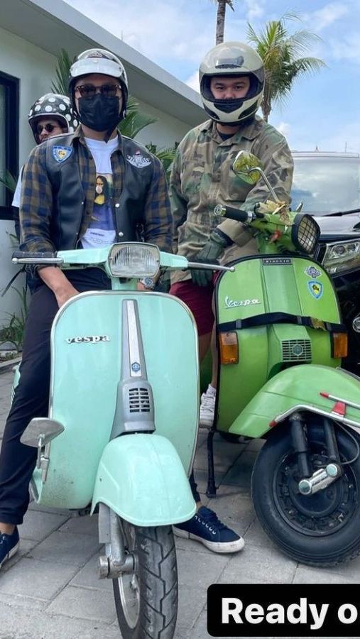 Rupanya Azriel dan Kevin Manzel suka motoran bareng. 