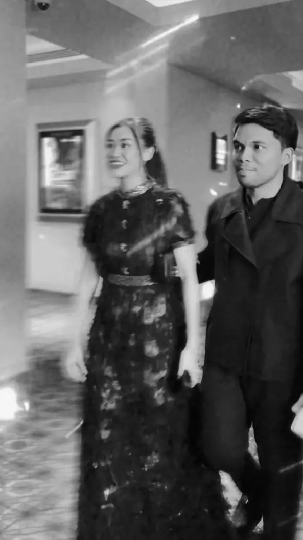 Bertemu Fuji, Thariq tampil dengan jaket hitam, sedangkan Aaliyah dengan dress hitam elegannya.