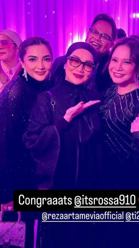 Ada pula Ashanty dan Reza Artamevia yang kompak dengan gaun hitam.