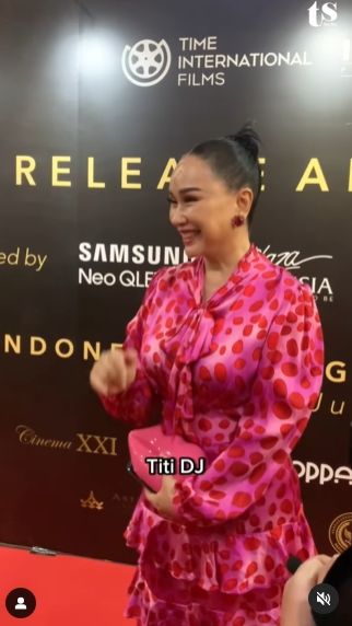 Sementara Titi DJ tampil menawan dengan dress pink corak polkadot.