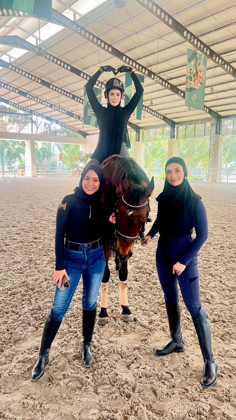 Salah satu sahabatnya adalah Putri Zulhas yang sudah lebih lama berlatih berkuda.