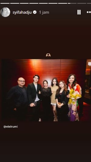 Syifa pun mengunggah ulang unggahan El dengan membubuhkan gambar tangan yang membentuk hati.
