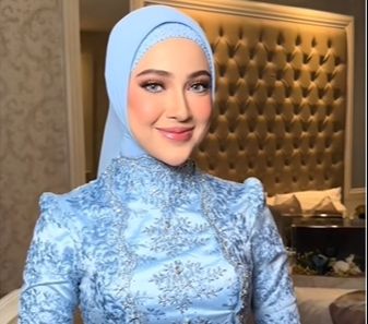 Yislam dan Miskahlamaran tepat pada hari ulang tahun Miskah.