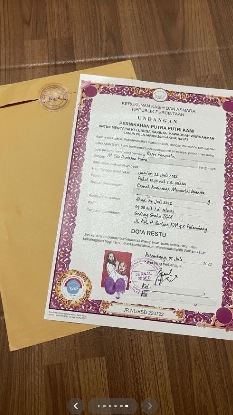 Anti Mainstream! Desain Undangan Nikah Ini Mirip Ijazah, Ada Stempel hingga Cap Jari