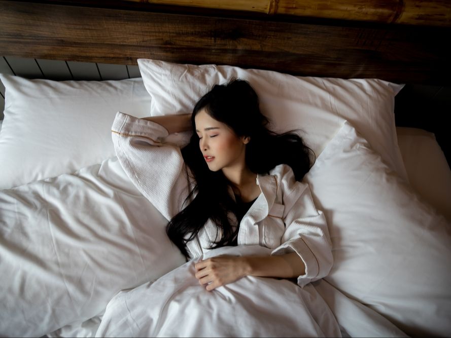 5. Tidur dengan Rambut Terurai