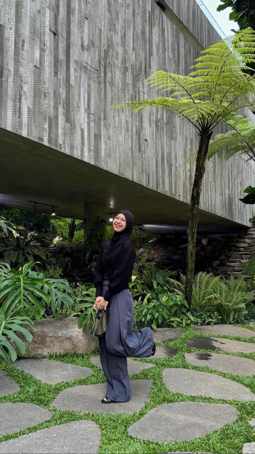 Umi Pipik menjelaskan bahwa foto yang diunggahnya tersebut sebenarnya diambil bersama Shandy Purnamasari, yang memang sedang hamil.