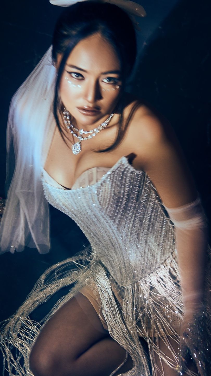 Ia tampil stunnig dengan balutan strapless corset dress putih lengkap dengan gloves dan veil.