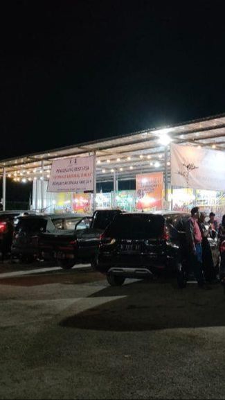 Berhenti di Rest Area Saat Motoran Dini Hari, Tampak Banyak yang Jualan Ternyata Hutan Belantara