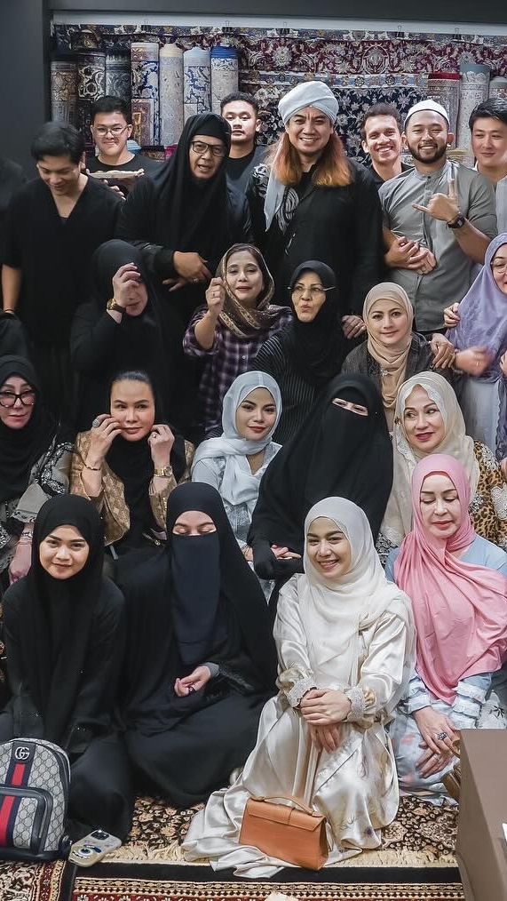 Umi Pipik juga menyebut jika Dinar tak pernah meninggalkan sholat lima waktunya. Hal itu pun menjadi contoh baik untuk jamaah kajian lainnya.