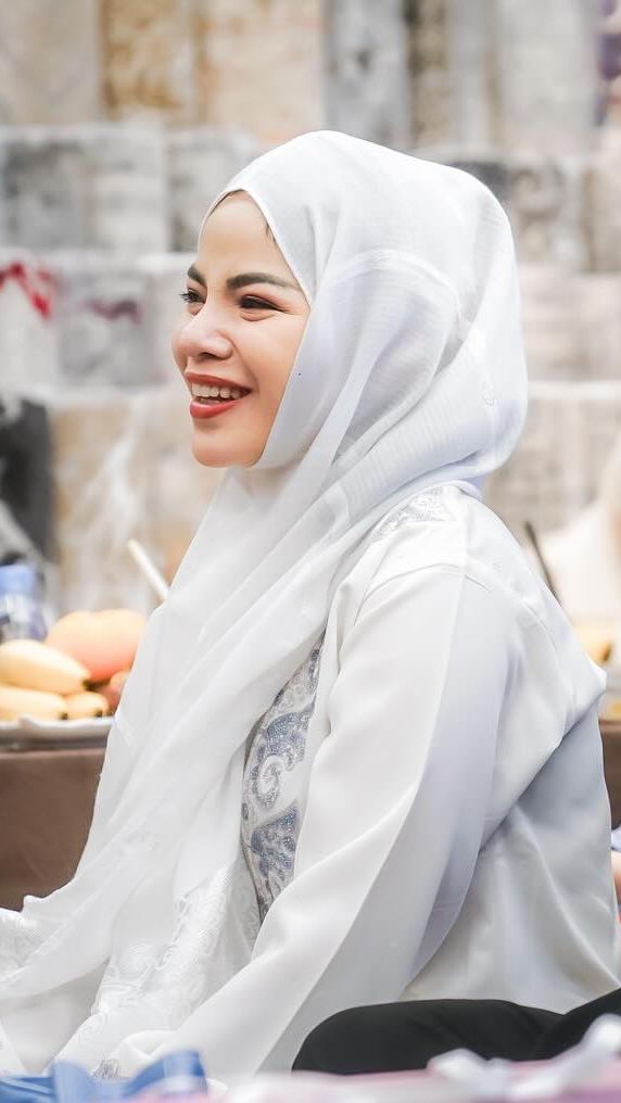 Ditunjuk Jadi Ketua Pengajian, 8 Potret Dinar Candy Pakai Hijab, Bak Dua Orang Berbeda