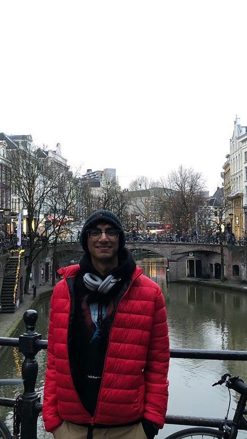 Profesi Izzat tampak berbeda jauh dari sang ibu yang berkecimpung di industri hiburan sebagai seorang jurnalis dan pembawa acara.