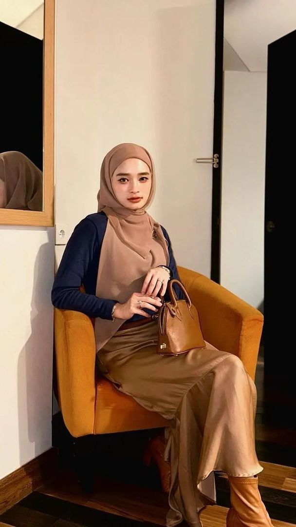 Kini Inara sudah mengubah penampilan dengan berhijab. Meski berubah, parasnya selalu menuai pujian cantik.