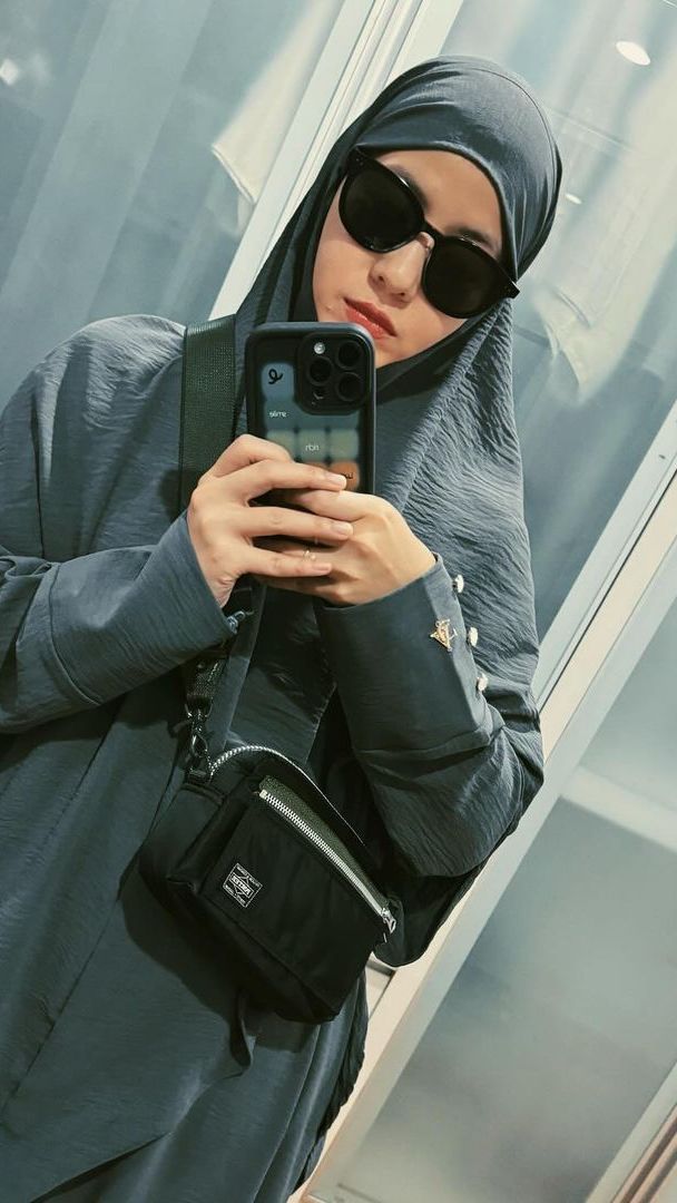 Kini ia pun berubah menjadi wanita berhijab. Bahkan, teman pengajian Inara Rusli.