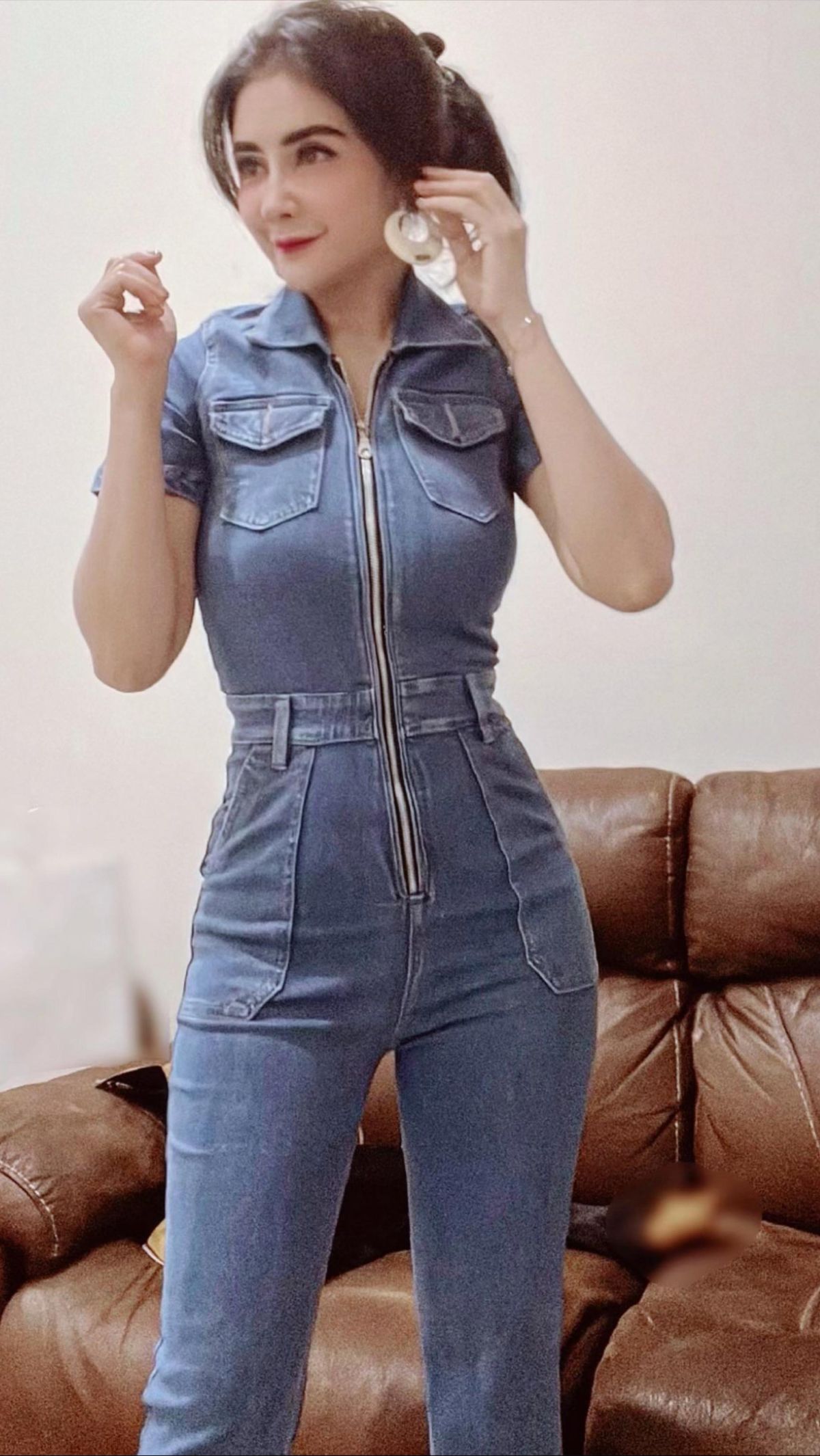 Sudah memasuki usia kepala empat dan jadi ibu dua anak, penampilan Uut justru tetap awet muda. Bahkan ia memiliki body goals impian kaum hawa.