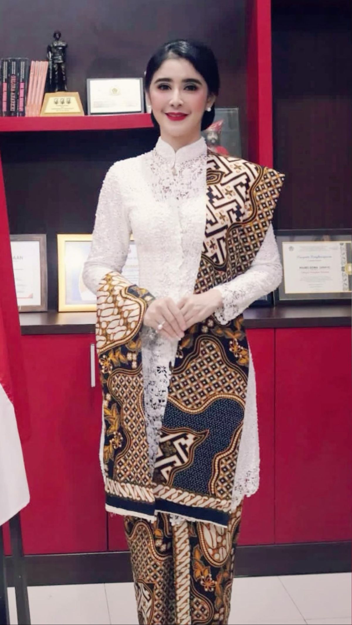 Di sisi lain kehidupan Uut sebagai istri dari pejabat kepolisian juga tak luput dari sorotan. Bukan karena gemar memamerkan kekayaan, melainkan kehidupannya yang sederhana.