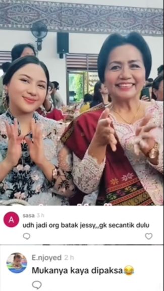 Jessica terlihat berdendang di acara adat Batak yang ia hadiri bersama keluarga.