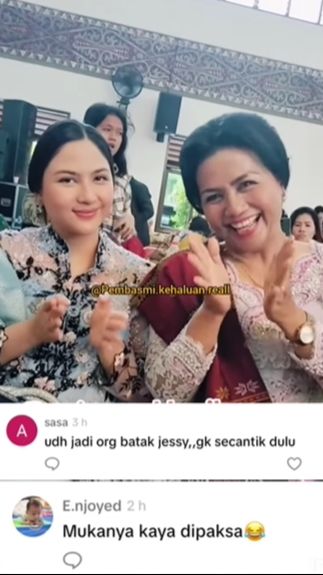 Ia pun tampak cantik dengan kebaya dan rambut disanggul.