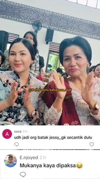 Jessica sesekali tersenyum di depan kamera yang menyorotnya.