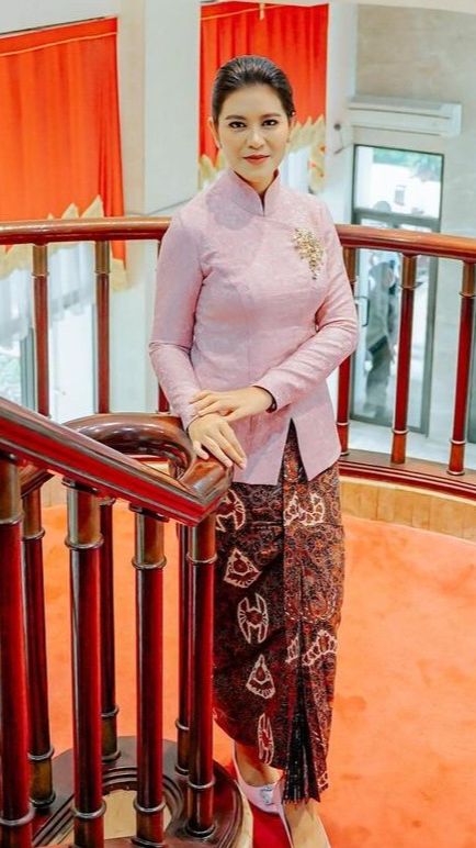 Anggun Banget, Potret Cantik Kahiyang Ayu Pakai Kebaya Janggan bak Gadis Kretek
