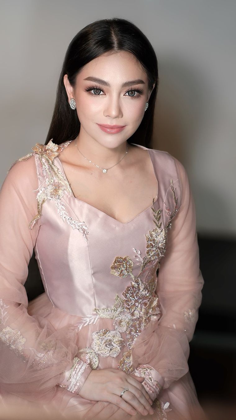 8 Potret Rumah Baru Celine Evangelista yang Bernuansa Serba Putih dan Emas
