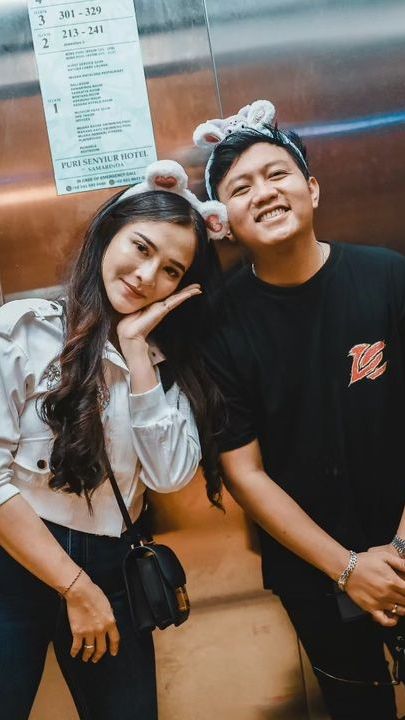 Gara-gara Naik dan Injak Kursi Pelaminan di Resepsi Teman, Denny Caknan Dihujat Netizen