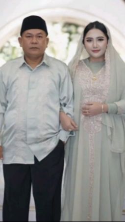 10 Potret Cantiknya Ibunda Happy Asmara yang Jarang Tersorot, Netizen: Cantikan Mamanya