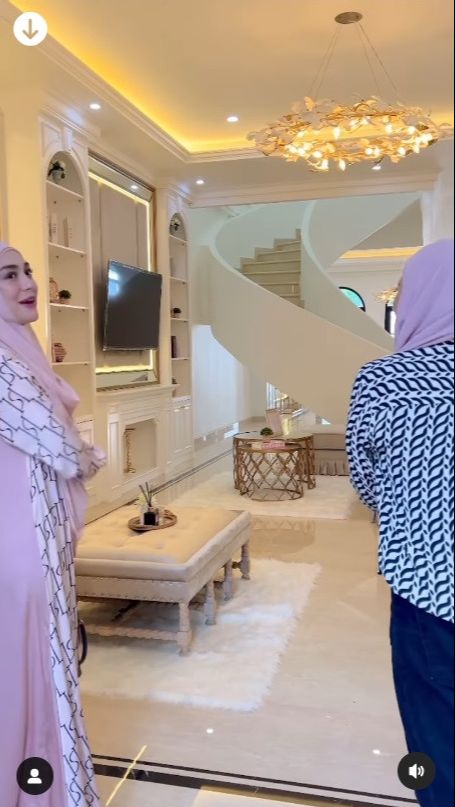 Ruangan demi ruangan serba putih dan aksen emas. Tangganya pun mewah melingkar.