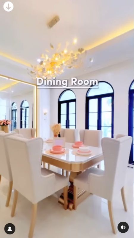 Ruang makannya pun begitu canti serasa rumah-rumahan barbie.