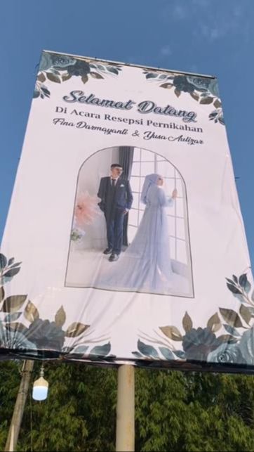 Viral! Bukan Janur Kuning, Pengantin di Banten Pasang Baliho Raksasa bak Caleg Lagi Kampanye, Netizen: 'Kebayang Mantannya Satu Kota'