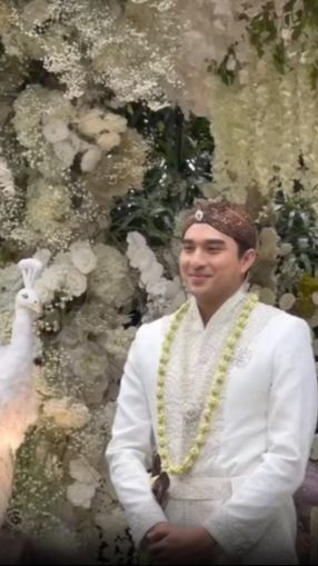 Ibrahim pun begitu tampan dan gagah dengan beskap dan blangkonnya.