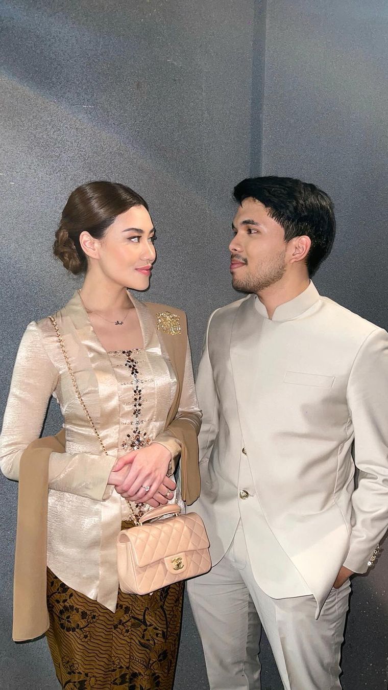 Adapun Aaliyah Massaid tampil dengan outfit berbeda dengan keluarga lainnya.