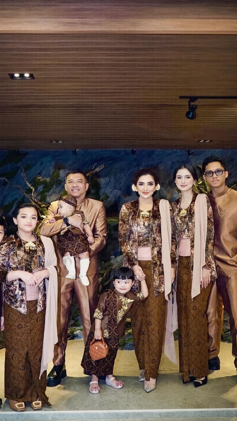 Sarah tampil bak bangsawan dan serasi bersama Azriel.