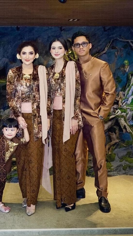 Sarah sendiri sebentar lagi akan menjadi menantu Anang Ashanty, setelah dilamar oleh Azriel beberapa waktu lalu.