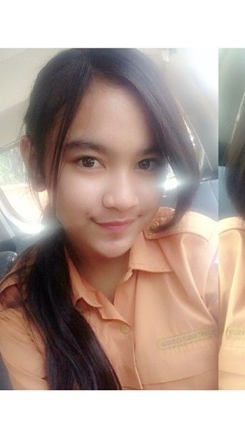 Penampilan Mahalini di bangku SMP ini tetap menggemaskan dengan poni yang terbelah dua.