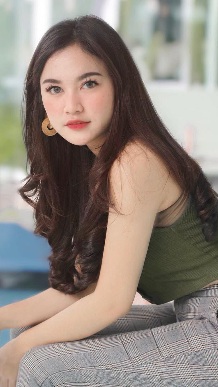 Paras cantiknya pun kian terpancar sejak ia mengikuti ajang pencarian bakat Indonesian Idol.