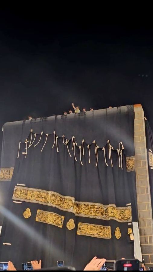 Potret Pergantian Kiswah Kabah di Tahun Baru 1446 Hijriah