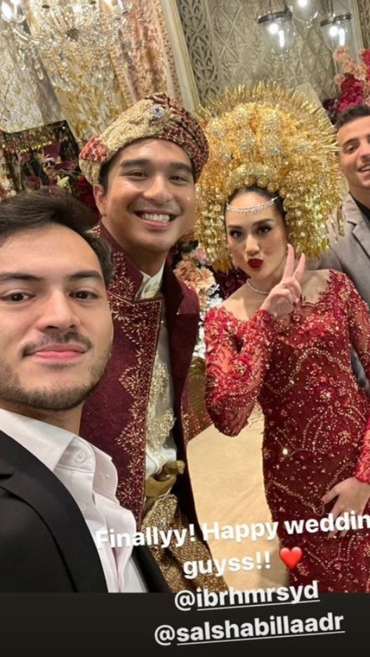 Rizky Nazar datang dengan setelan jas.