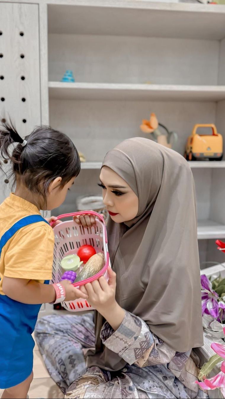Netizen merasa aneh sebab Ricis biasa tampil dengan riasan sederhana di kesehariannya.
