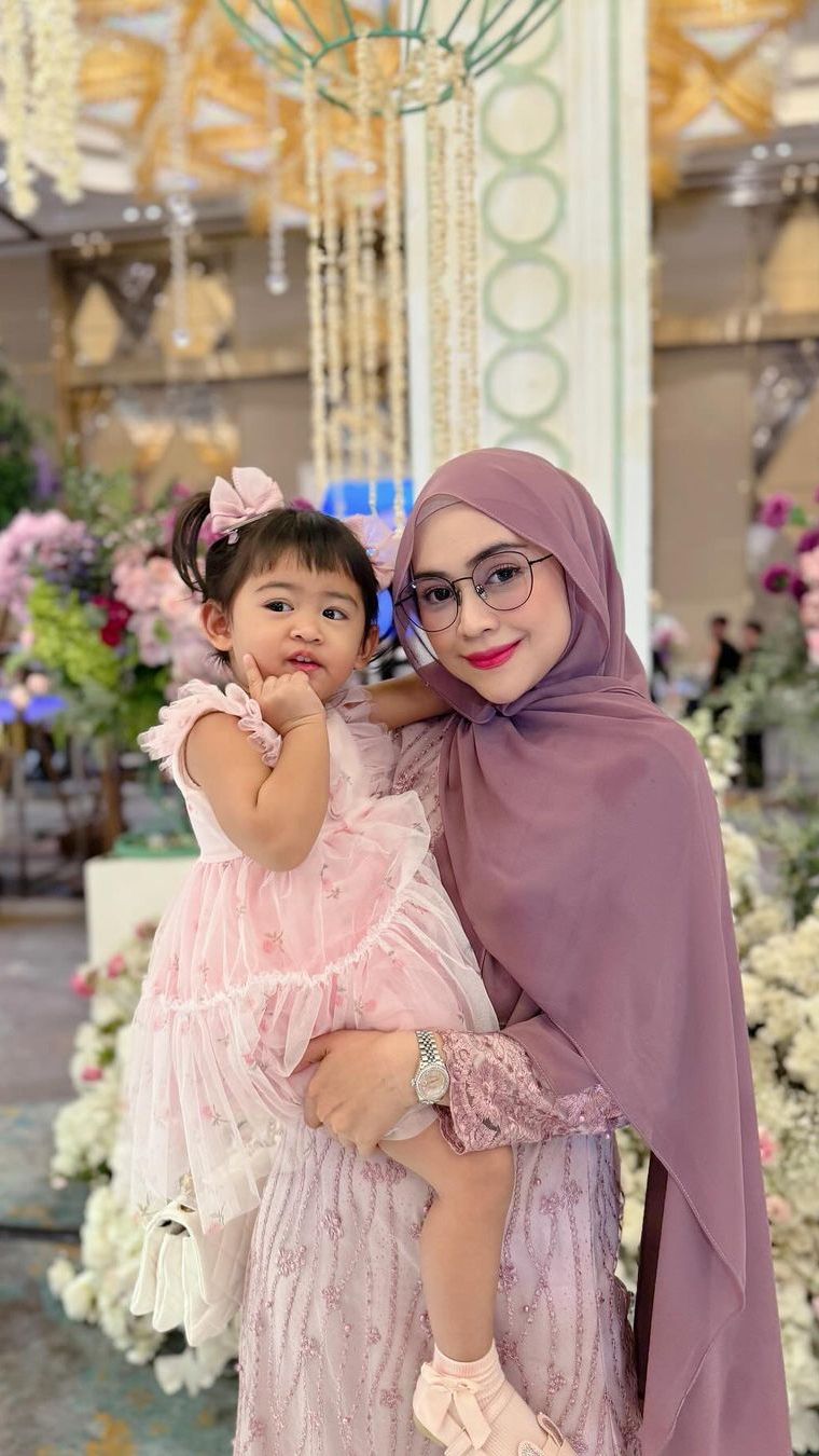 Kendati begitu, banyak pula netizen yang memuji penampilannya yang semakin cantik dan dewasa.